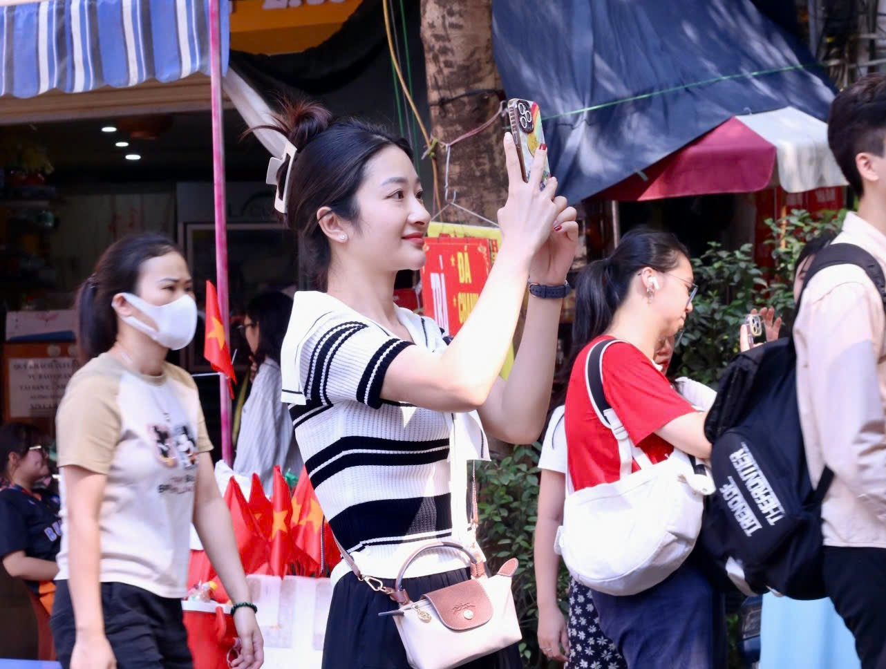 Dọc tuyến phố, những bối cảnh lịch sử được tái hiện một cách sống động và trở thành điểm check-in lý tưởng của nhiều bạn trẻ.