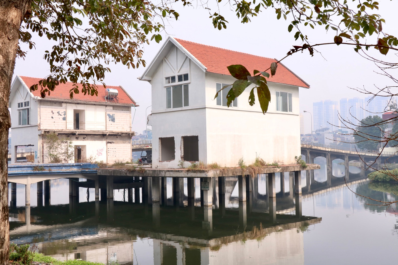 Nhiều công trình bỏ hoang đổ nát chậm được giải quyết tại công viên Tuổi trẻ Thủ đô. Nhiều công trình bỏ hoang đổ nát chậm được giải quyết tại công viên Tuổi trẻ Thủ đô.