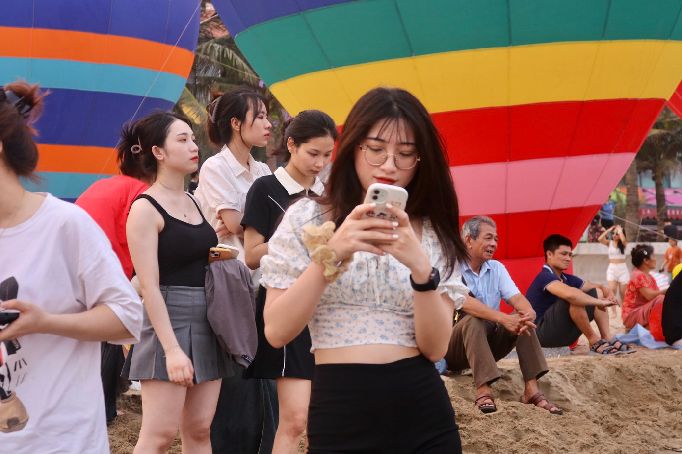 Nhiều người lựa chọn đi biển để "chữa lành" trong những ngày lễ nắng nóng. Chính vì thế, bãi biển "mới nổi" này cũng thu hút được nhiều du khách đến.