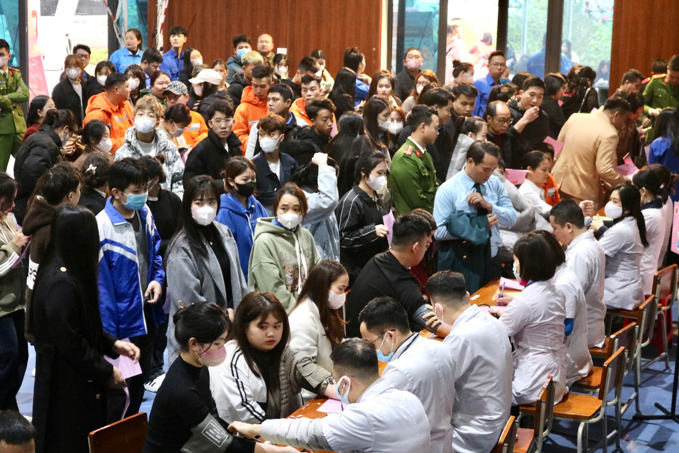 Hưởng ứng chương trình Chủ Nhật Đỏ lần thứ 16, Báo Tiền Phong đã phối hợp với Ủy ban An toàn Giao thông Quốc gia, Viện Huyết học - Truyền máu Trung ương, Ban Chỉ đạo Vận động hiến máu tình nguyện và Tỉnh Đoàn Yên Bái tổ chức chương trình hiến máu tình nguyện &quot;Hiến máu cứu người - Sinh mệnh của bạn và tôi&quot;.