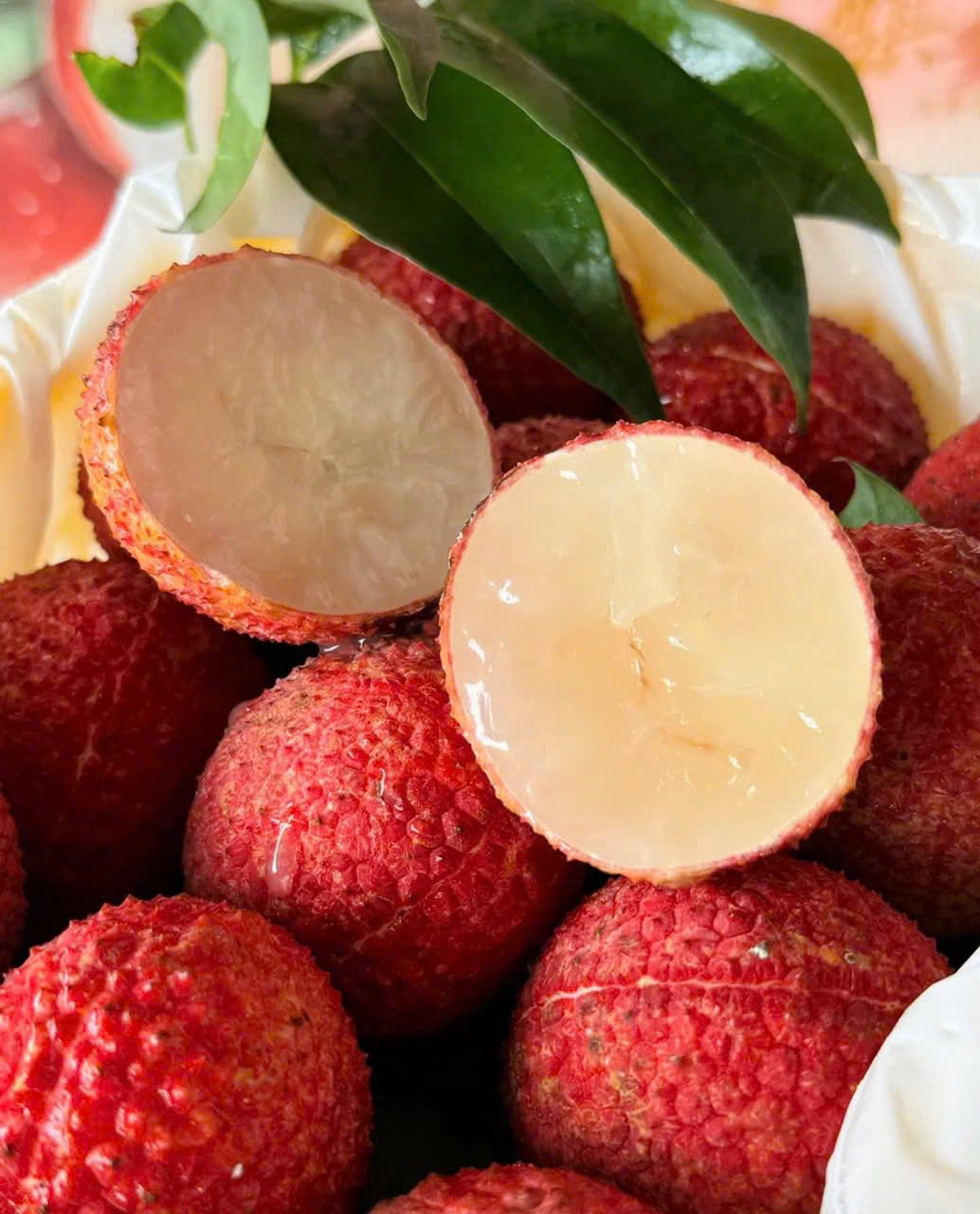 Vải thiều không hạt có cùi dày, trong veo như thạch và gần như không có hạt. Ảnh: Giang Hà.