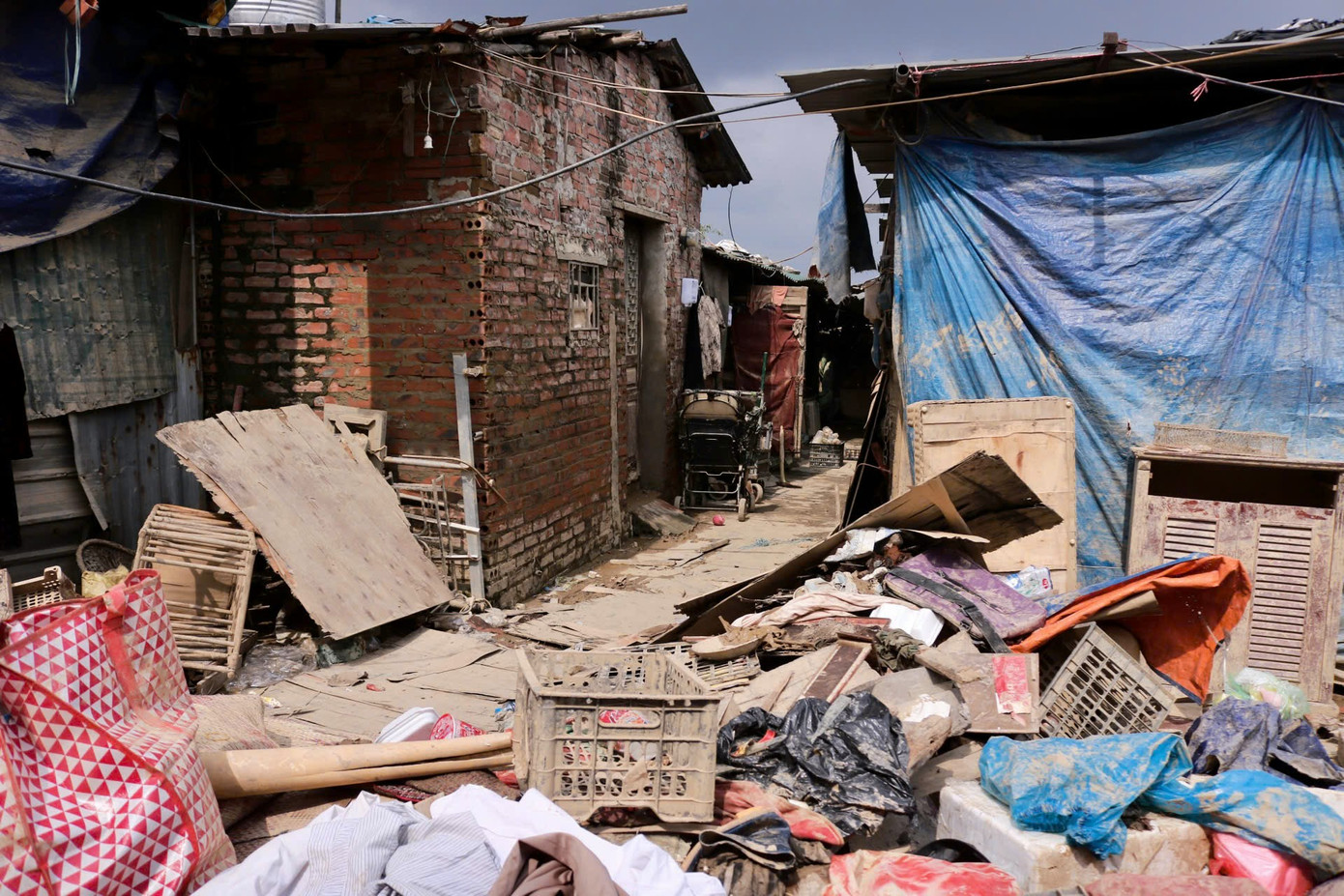Xung quanh xóm trọ nhìn đâu cũng thấy ngổn ngang những đồ đạc nằm lẫn lộn trong rác bốc mùi khó chịu. Xung quanh xóm trọ nhìn đâu cũng thấy ngổn ngang những đồ đạc nằm lẫn lộn trong rác bốc mùi khó chịu.