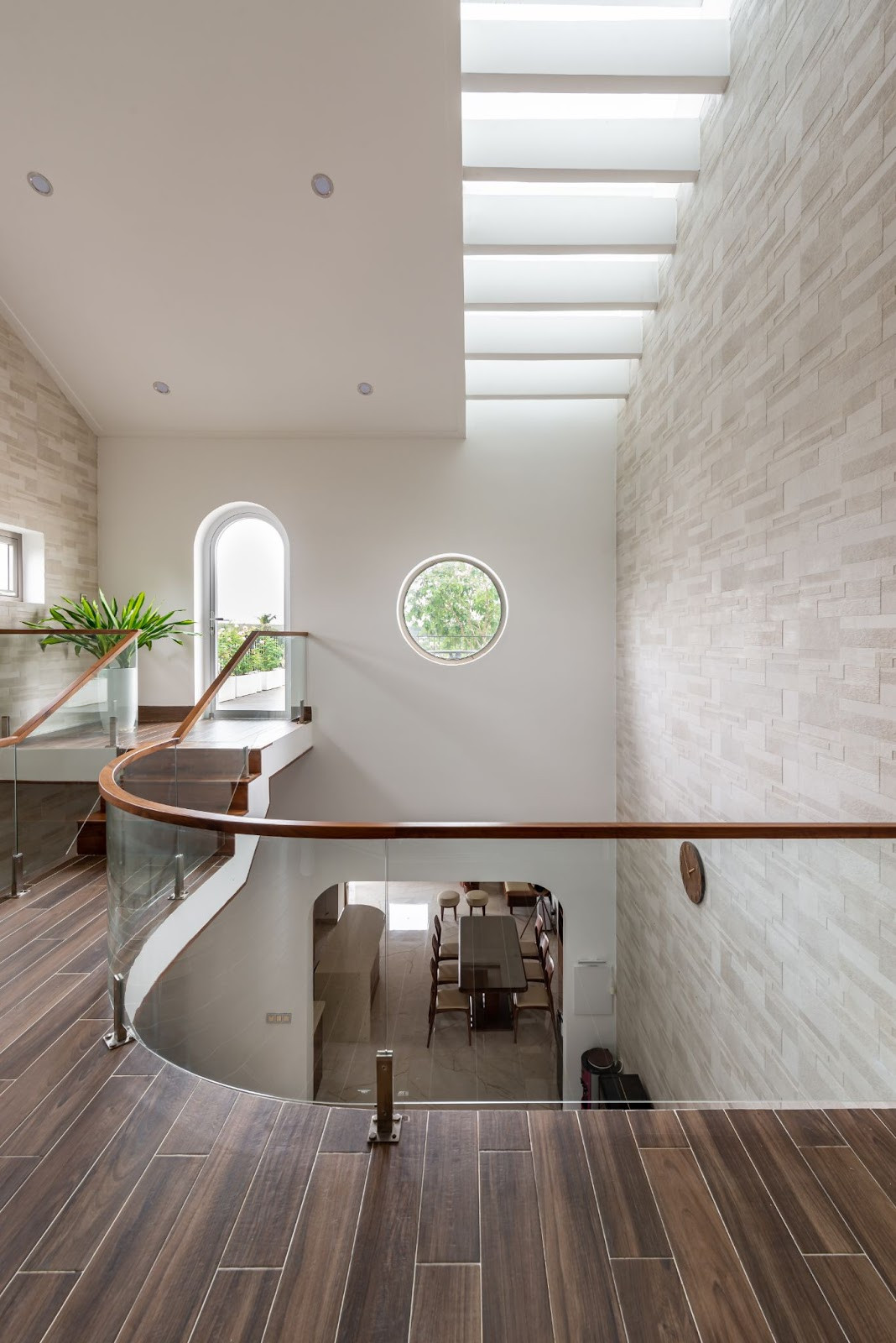 Điểm đặc biệt của ngôi nhà chính là không gian thông tầng và giếng trời giữa nhà. Đây là không gian trọng tâm liên kết toàn bộ các không gian khác và cũng là nơi lấy ánh sáng tự nhiên cũng như đối lưu, luân chuyển không khí tươi mới cho căn nhà.