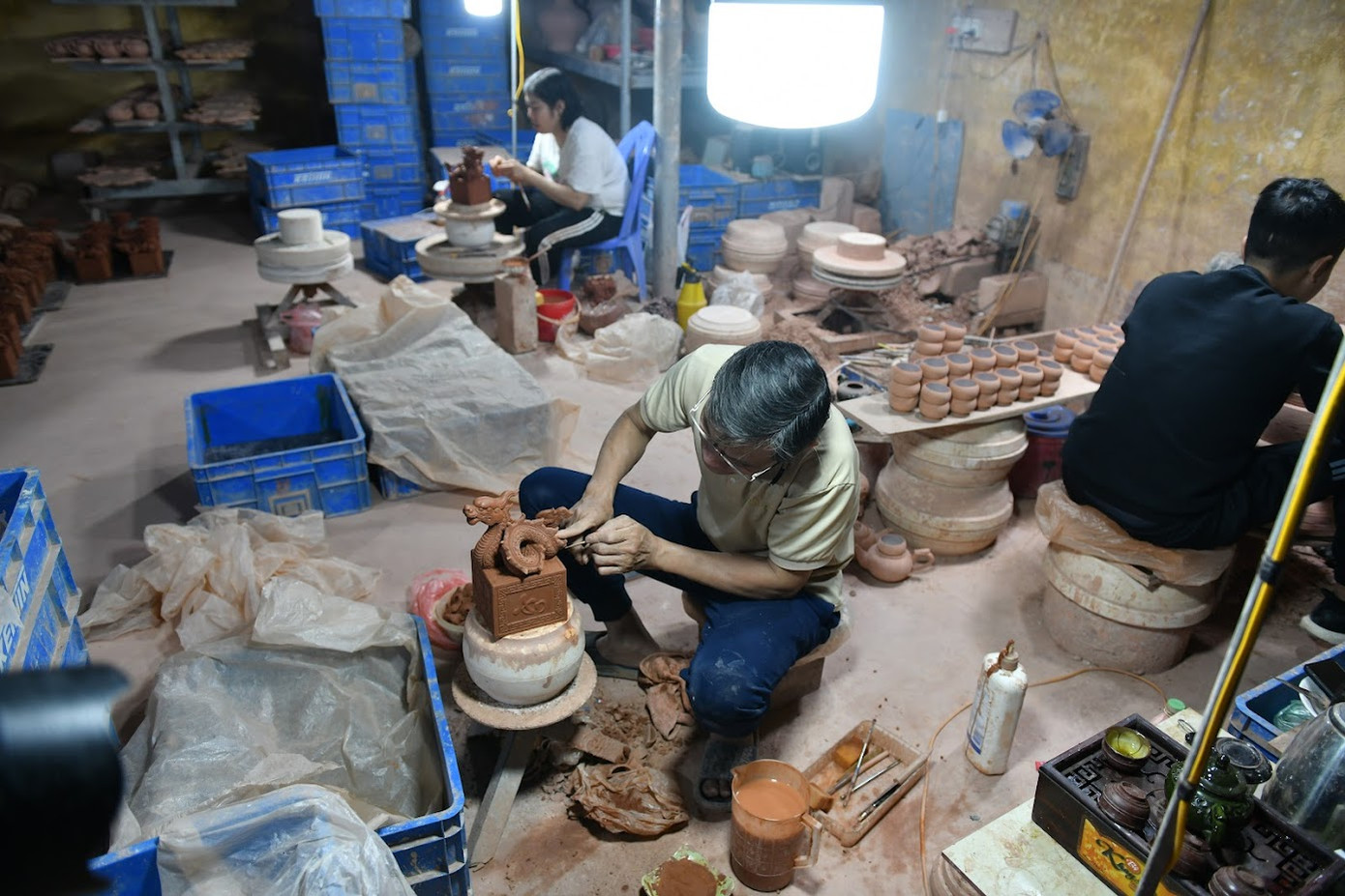 Tại xưởng làm gốm nhà ông Phạm Việt Khoa ở làng gốm Bát Tràng (Gia Lâm, Hà Nội), các nghệ nhân đang tất bật chuẩn bị, hoàn thiện những sản phẩm để kịp phục vụ cho nhu cầu người tiêu dùng dịp Tết Giáp Thìn.