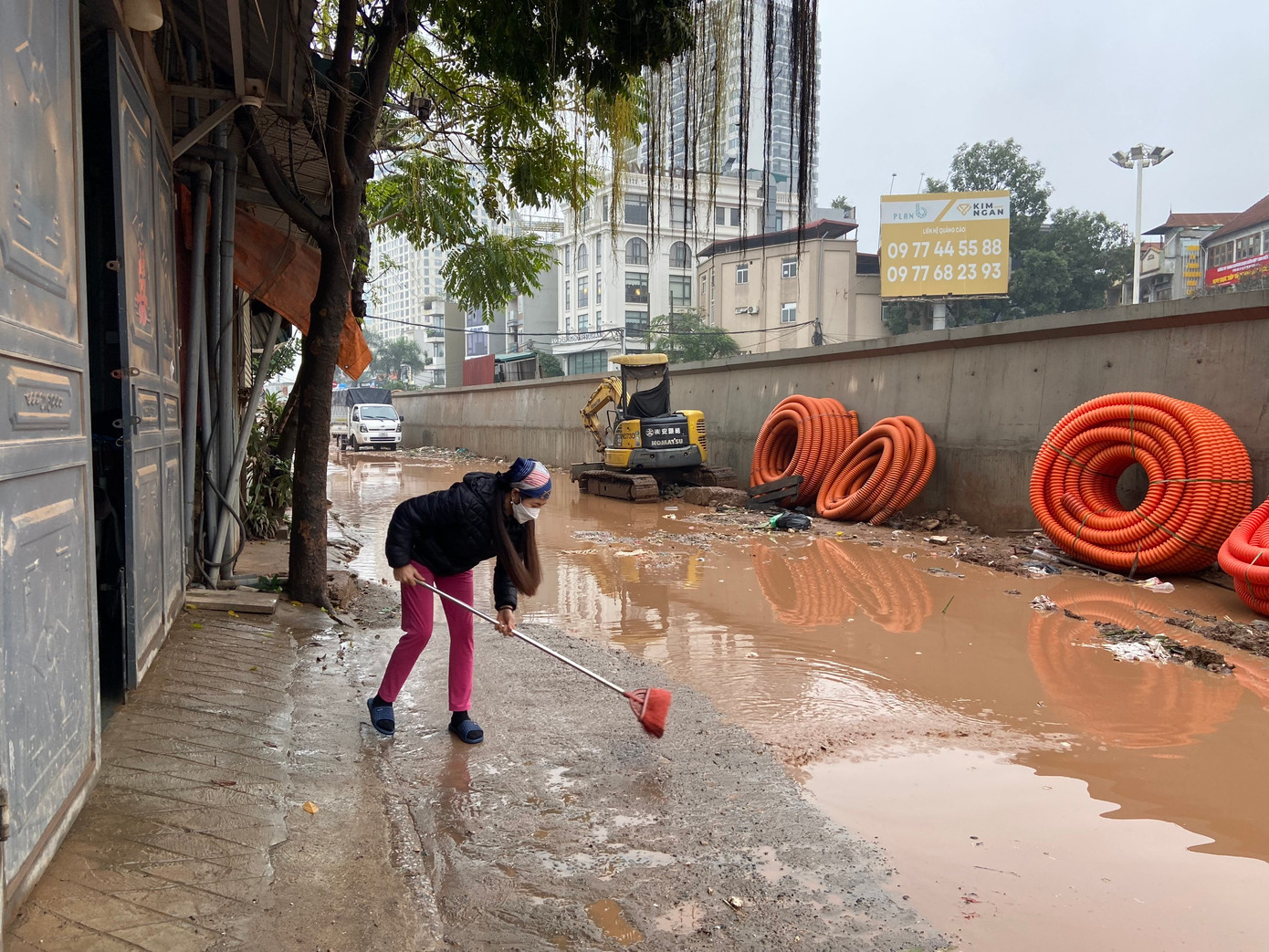 Những ngày mưa nước đọng, chị Huyền phải lấy chổi quét 2 - 3 lần, chị cho biết: "Một ngày cứ đều đặn sáng trưa chiều tối tôi đều phải dùng chổi để quét phần trước nhà này để cho đỡ bẩn. Trời mưa thì bẩn mà trời nắng thì bụi. Người dân chúng tôi rất "khổ" khi dự án cứ ì ạch thế này." Những ngày mưa nước đọng, chị Huyền phải lấy chổi quét 2 - 3 lần, chị cho biết: "Một ngày cứ đều đặn sáng trưa chiều tối tôi đều phải dùng chổi để quét phần trước nhà này để cho đỡ bẩn. Trời mưa thì bẩn mà trời nắng thì bụi. Người dân chúng tôi rất "khổ" khi dự án cứ ì ạch thế này."