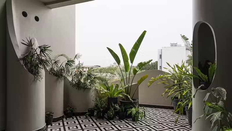 Ban công được thiết kế với nhiều không gian trồng cây xanh, biến ban công thành một vườn nhiệt đới mini, là nơi có thể ngồi thư giãn mỗi chiều.