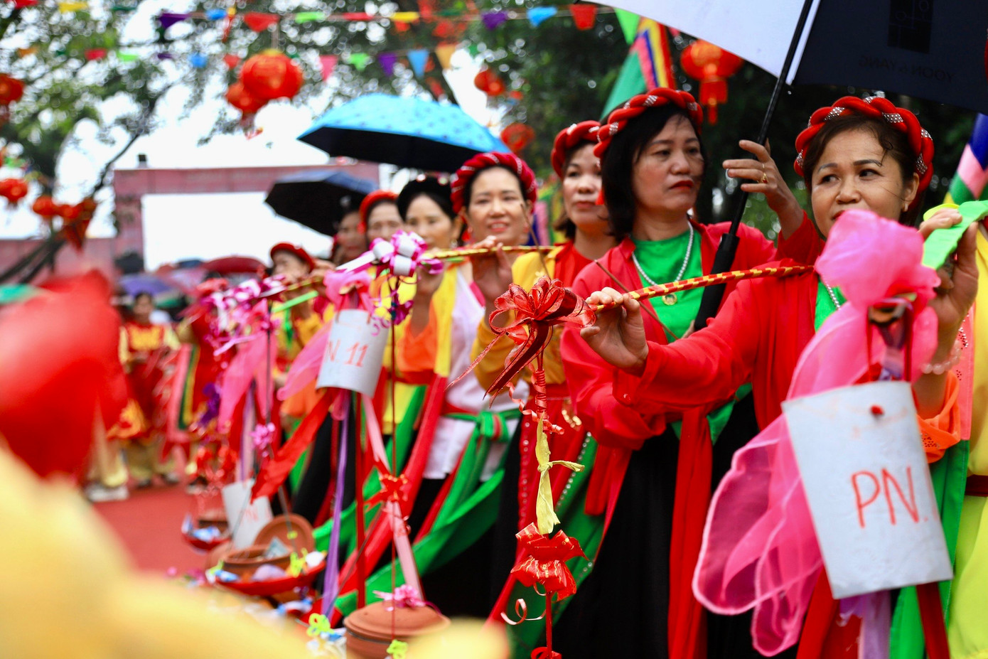 Tại buổi khai mạc Lễ hội Chèo tàu Tổng Gối, người dân và du khách đã có dịp được thưởng thức những màn hát Chèo tàu đặc sắc với các làn điệu đối đáp giữa hai tàu – là những chiếc thuyền rồng bằng gỗ, không để hạ thủy mà chèo tượng trưng trên cạn.