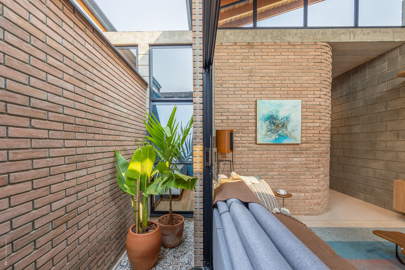 Toàn bộ cửa sổ và cửa khác đều được làm từ nhôm đen, tích hợp cửa chớp phía trên để tăng thông gió tự nhiên.