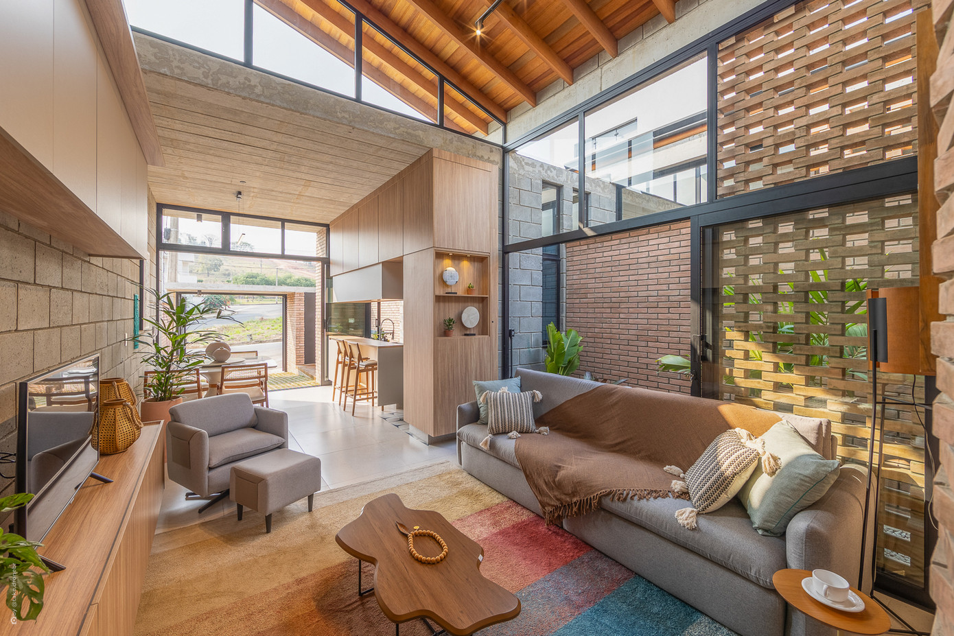 Nhờ lối thiết kế mở, các không gian được liên thông và thông thoáng, tạo cảm giác rộng rãi hơn diện tích thực tế.