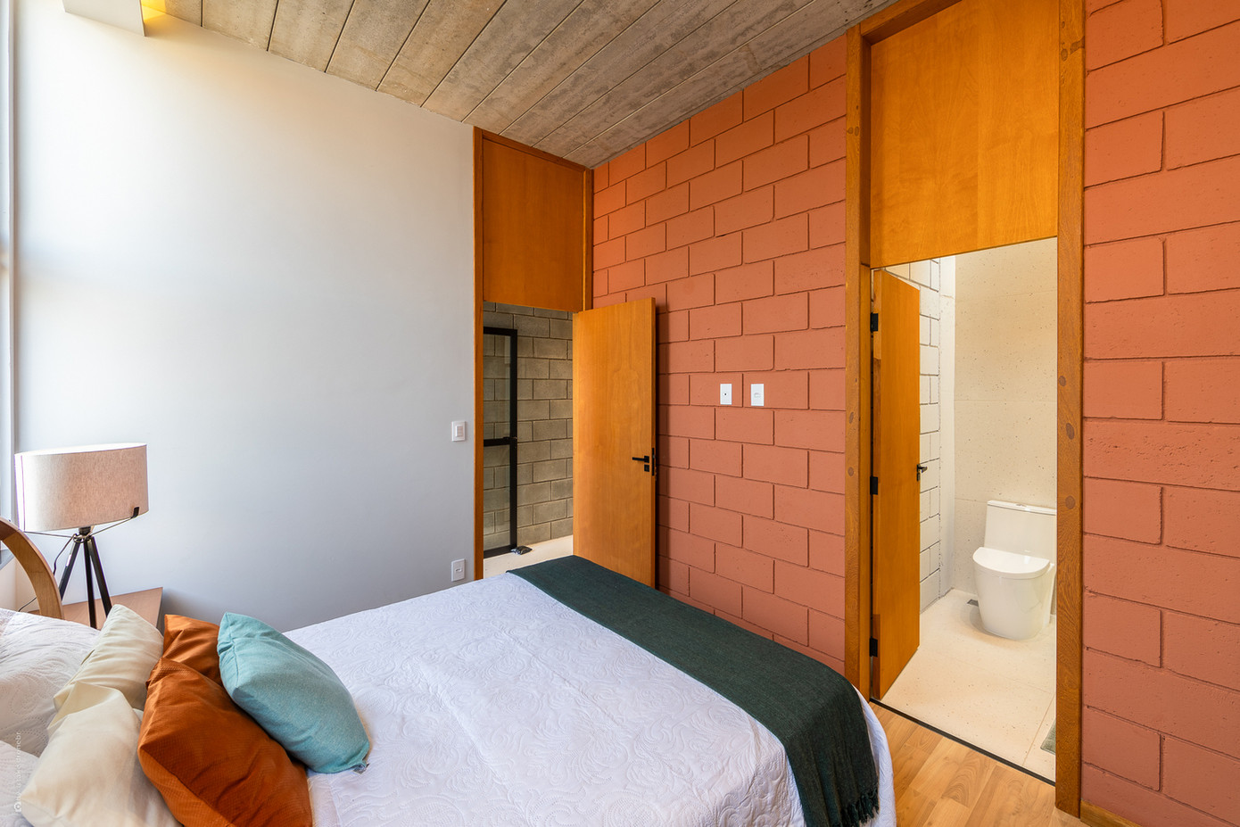 Về phong cách kiến trúc, ngôi nhà mang hơi hướng công nghiệp hiện đại nhưng vẫn giữ được sự ấm áp đặc trưng của một tổ ấm. Các vật liệu được lựa chọn kỹ lưỡng từ gạch bê tông lộ thiên, gạch đất nung đặc cho đến sàn gạch mosaic xanh trắng trong khu bếp. Màu sắc cũng được sử dụng một cách tinh tế với tông xanh lam mát mắt cho phòng ngủ đầu tiên và màu đất nung ấm áp cho phòng ngủ chính.