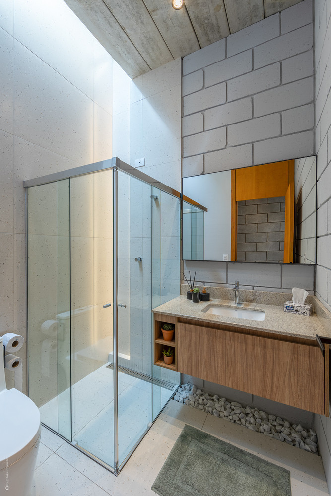 Mái nhà sử dụng hệ thống dầm panel lưới thép, giúp dễ thi công, tiết kiệm chi phí và mang lại vẻ thẩm mỹ độc đáo. Phần lớn trần nhà không ốp phông, góp phần giữ nguyên chất "thô mộc" đặc trưng của phong cách công nghiệp.