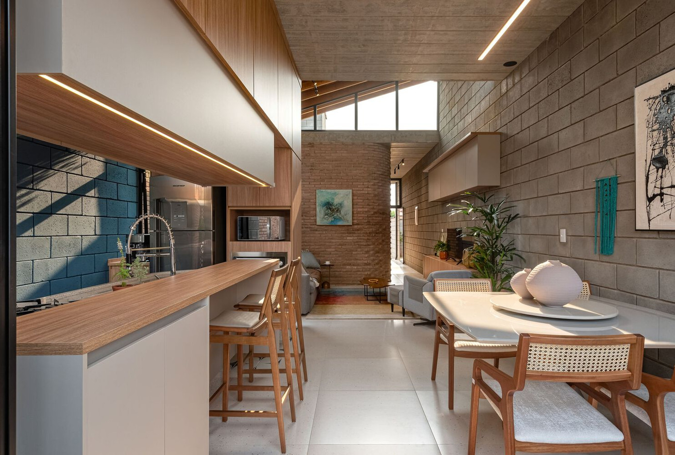 Không gian bếp tiếp nối với phòng khách vừa có quầy bar nhỏ tiện lợi vừa bày được bàn ăn cho gia đình.