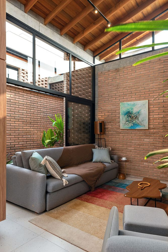 Nhờ lối thiết kế mở, các không gian được liên thông và thông thoáng, tạo cảm giác rộng rãi hơn diện tích thực tế.