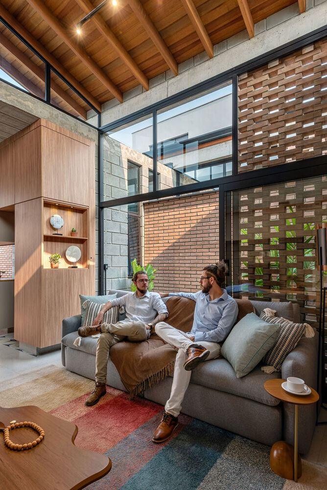 Nhờ lối thiết kế mở, các không gian được liên thông và thông thoáng, tạo cảm giác rộng rãi hơn diện tích thực tế.