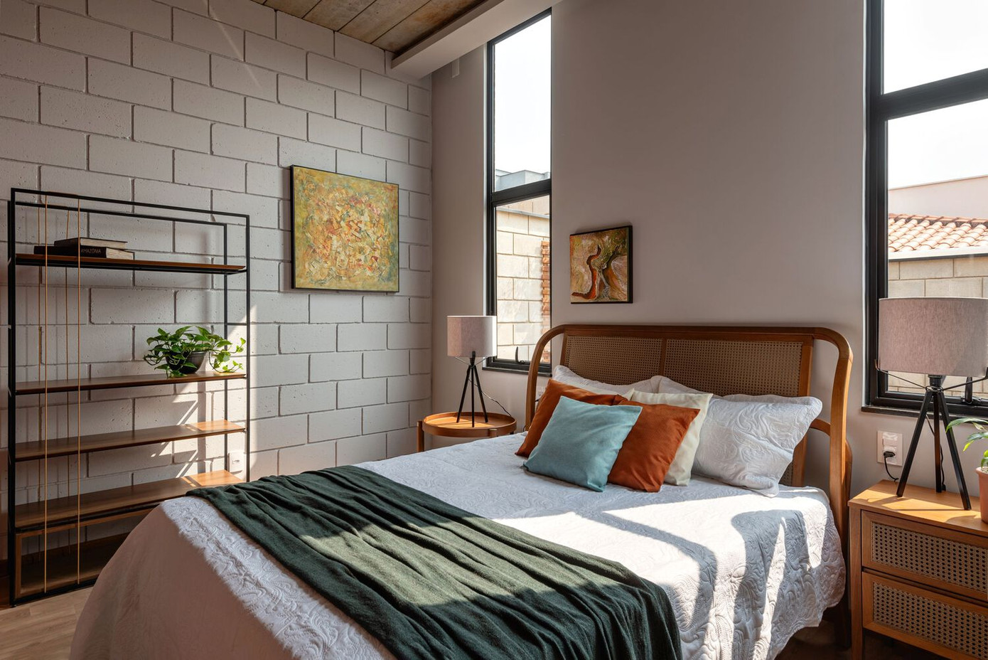 Về phong cách kiến trúc, ngôi nhà mang hơi hướng công nghiệp hiện đại nhưng vẫn giữ được sự ấm áp đặc trưng của một tổ ấm. Các vật liệu được lựa chọn kỹ lưỡng từ gạch bê tông lộ thiên, gạch đất nung đặc cho đến sàn gạch mosaic xanh trắng trong khu bếp. Màu sắc cũng được sử dụng một cách tinh tế với tông xanh lam mát mắt cho phòng ngủ đầu tiên và màu đất nung ấm áp cho phòng ngủ chính.