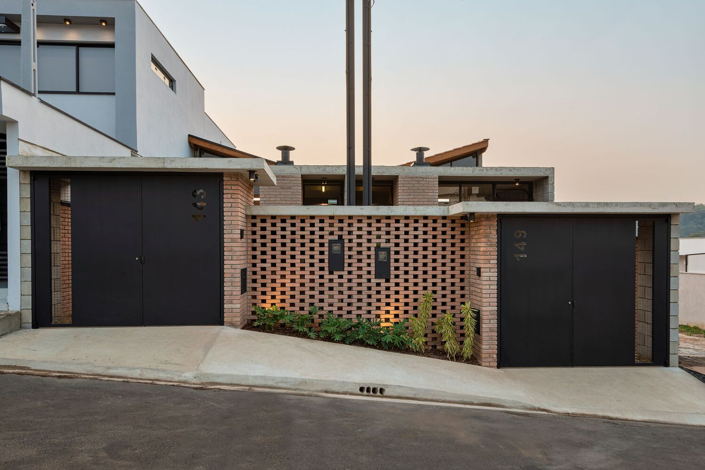 Ngôi nhà là một ví dụ điển hình cho xu hướng thiết kế nhà ở hiện đại vừa tiết kiệm, linh hoạt và thân thiện với môi trường trong bối cảnh quỹ đất đô thị ngày càng hạn chế.