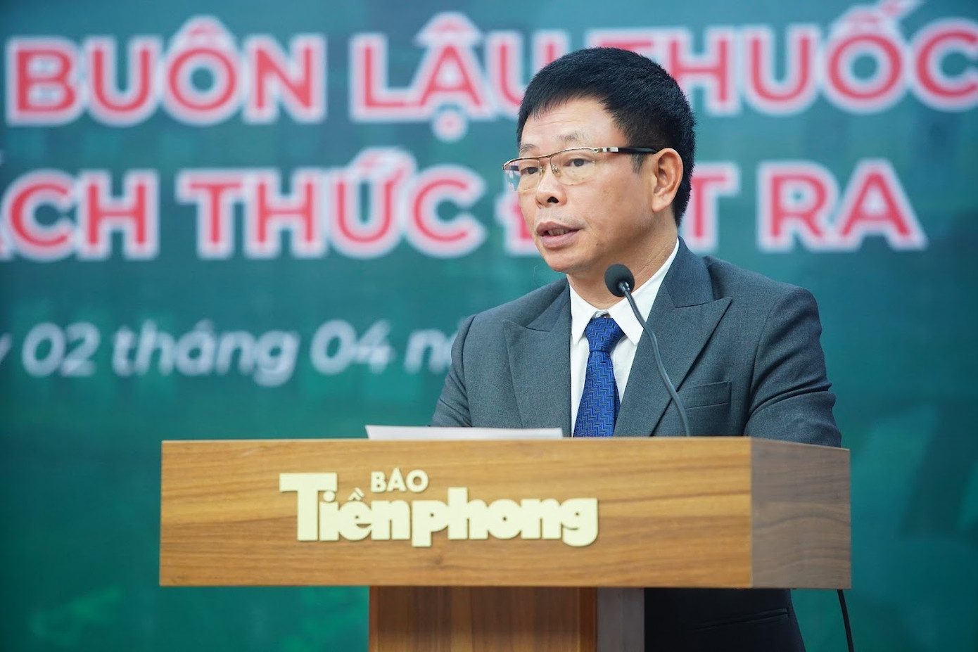 Nhà báo Phùng Công Sưởng-Tổng Biên tập báo Tiền Phong phát biểu khai mạc toạ đàm. Nhà báo Phùng Công Sưởng-Tổng Biên tập báo Tiền Phong phát biểu khai mạc toạ đàm.