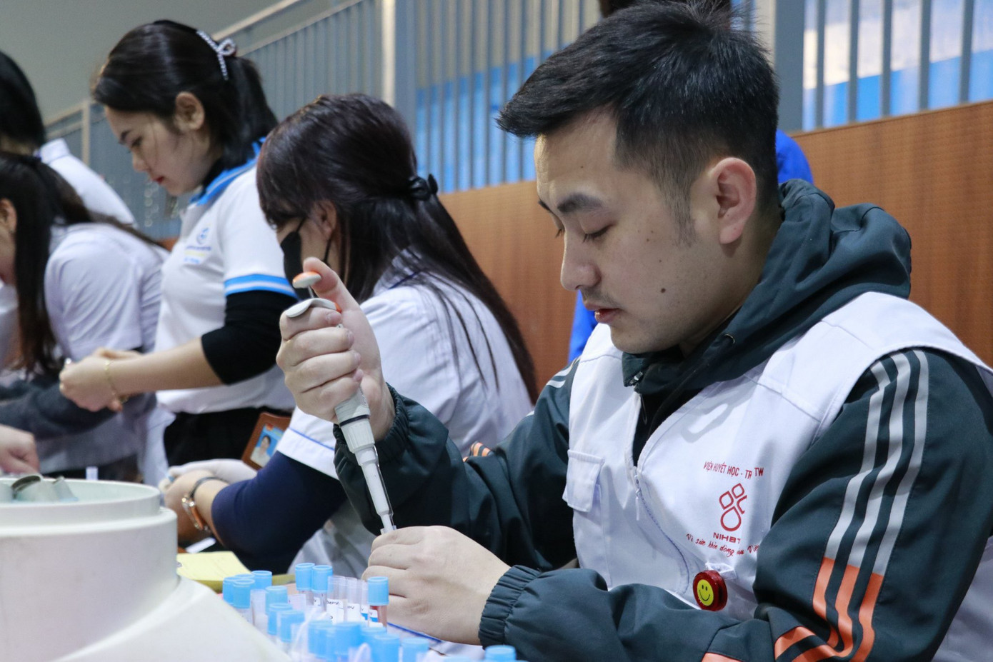 Mẫu máu của người đăng ký sẽ được xét nghiệm trước khi thực hiện hiến máu để đảm bảo độ an toàn.