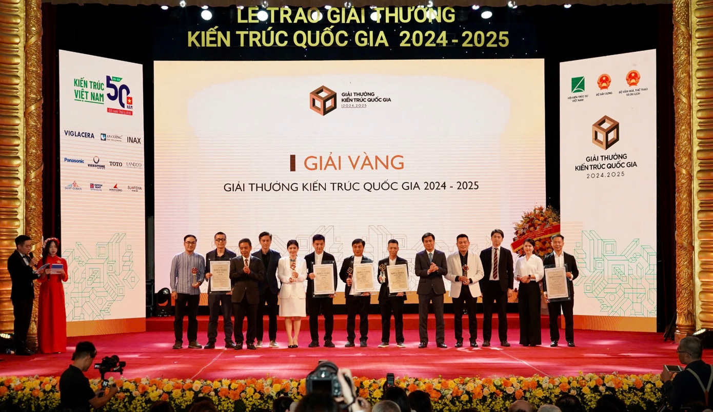 Đại diện các nhóm kiến trúc đạt Giải Vàng nhận giấy chứng nhận. Đại diện các nhóm kiến trúc đạt Giải Vàng nhận giấy chứng nhận.