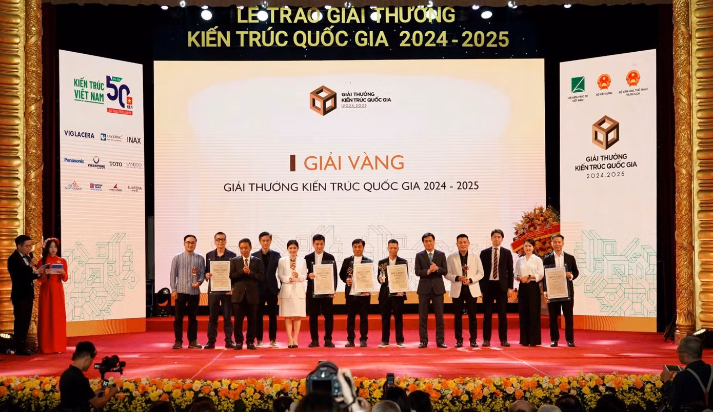 Đại diện các nhóm kiến trúc đạt Giải Vàng nhận giấy chứng nhận.