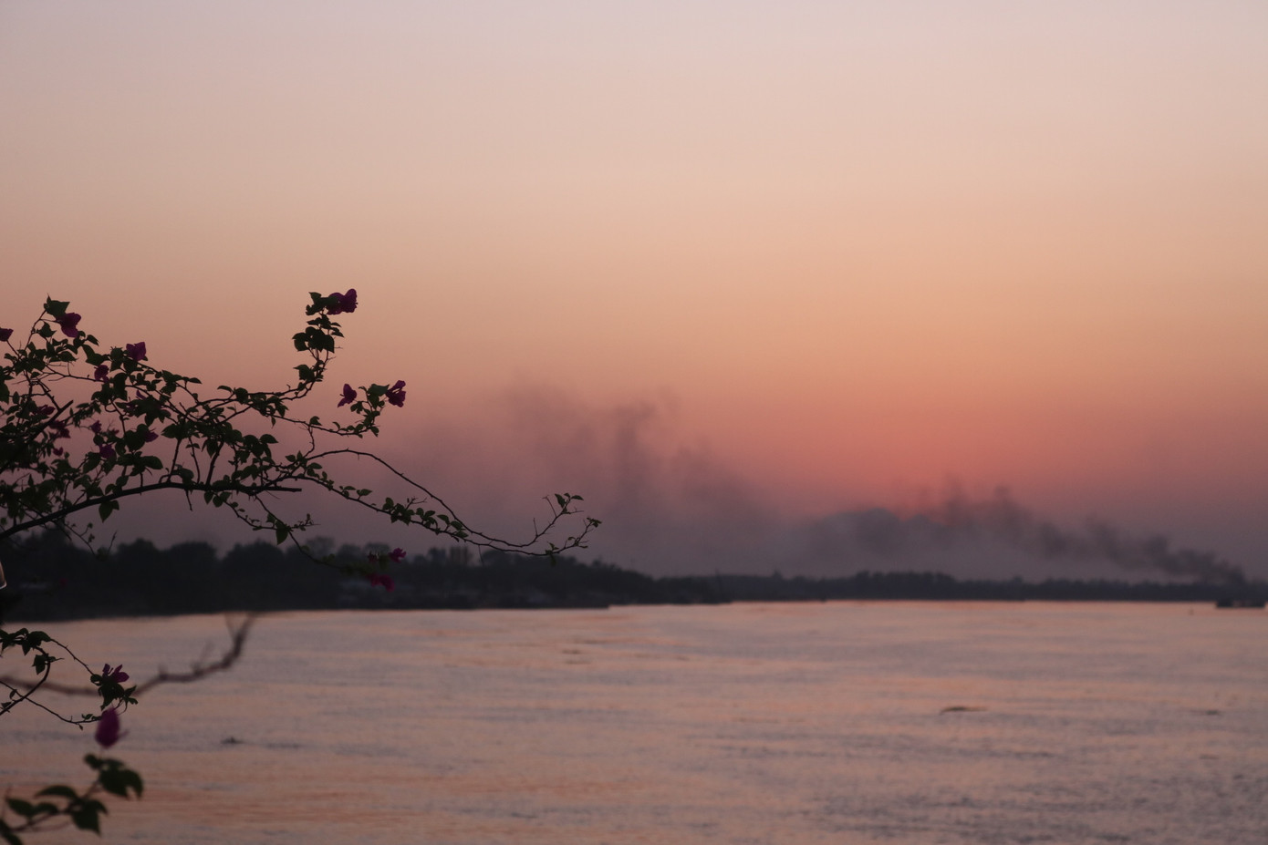 Vào mùa này, trời tối nhanh hơn mùa hè nhưng lại là khoảng thời gian lý tưởng nhất để đến đây ngắm hoàng hôn, tận hưởng bầu không khí giao mùa mát mẻ, trong lành.