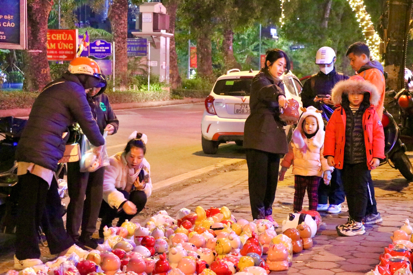 Những năm gần đây, nhiều người dân đặc biệt là giới trẻ đã lựa chọn mua heo đất như một cách thức mới để thu hút tài lộc, khuyến khích thói quen tiết kiệm. Nhiều gia đình mua heo đất để các thành viên, đặc biệt là trẻ em, có thể bỏ tiền tiết kiệm từ những khoản nhỏ, tạo dựng ý thức trong chi tiêu từ sớm.