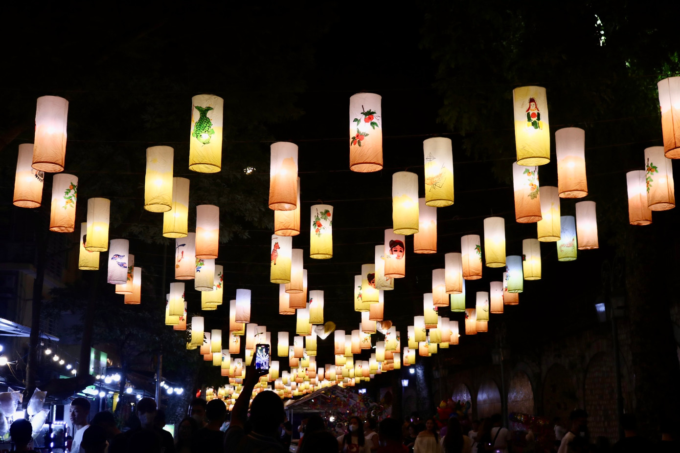 Những chiếc đèn lồng treo trên cao rực rỡ màu sắc. Khác với những chiếc đèn lồng truyền thống thường thấy trên phố Hàng Mã, đèn lồng treo trên phố Phùng Hưng được làm từ vải, có hình trụ. Đèn lồng được vẽ hoa văn truyền thống như hoa, lá, ngựa, cá chép,...