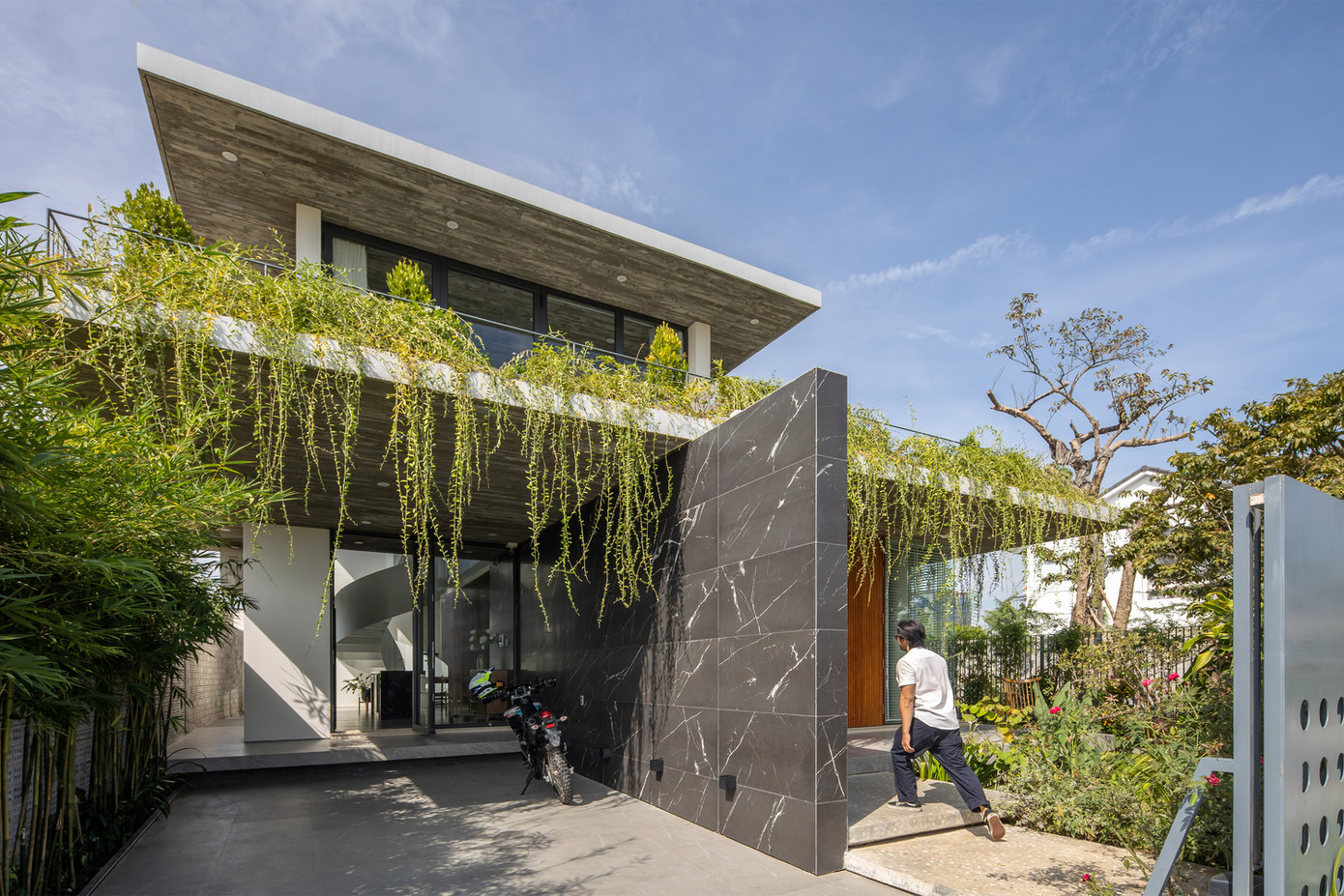 Với mặt sàn rộng 382m2, ngôi nhà được thiết kế 2 tầng với nhiều không gian mở.