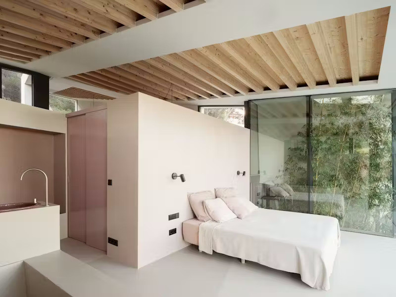 Toàn bộ bảng màu vật liệu được chọn lọc tinh tế: đá địa phương, gỗ, bê tông, thảm thực vật bản địa, nhằm kết nối công trình với bối cảnh Địa Trung Hải, đồng thời tôn vinh nghệ thuật xây dựng truyền thống trên đảo.