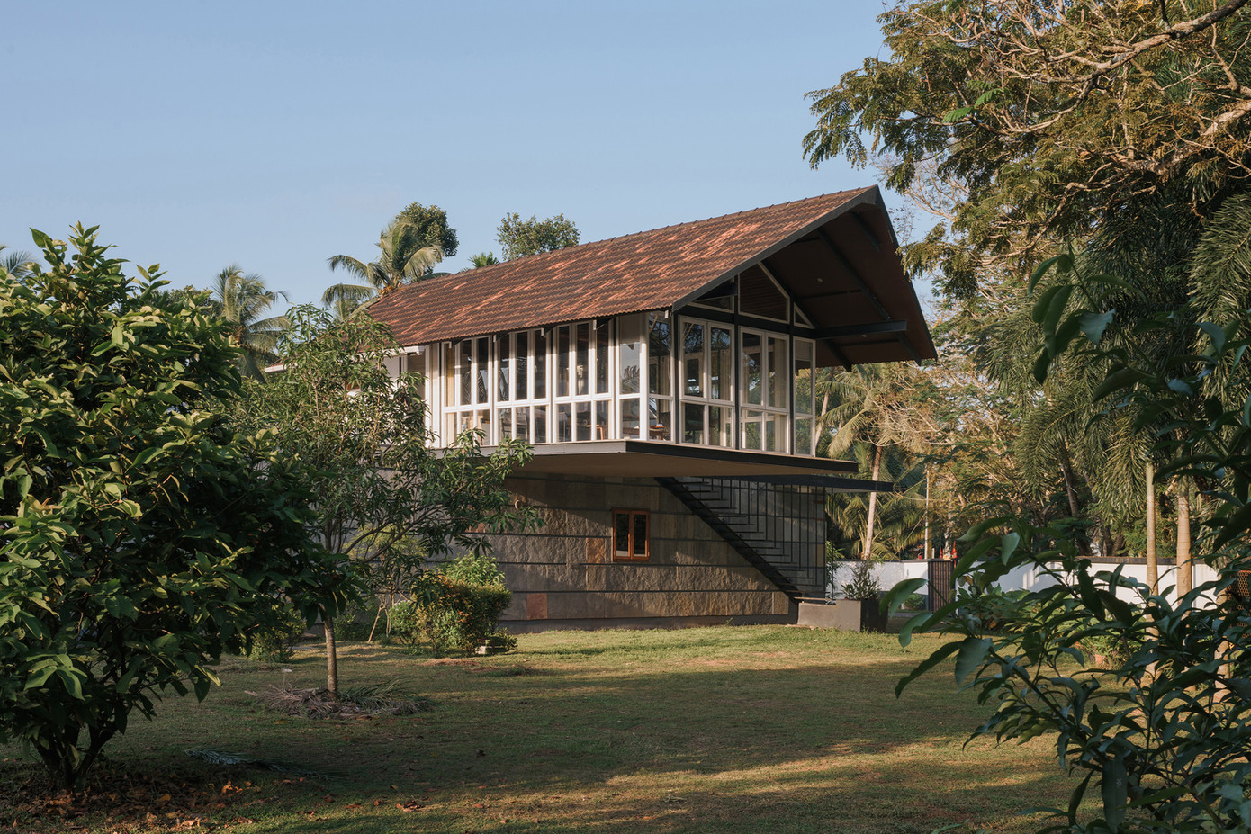 Điểm nhấn của công trình và cũng là nét “nghệ sĩ” nhất chính là phần mái đua khổng lồ vươn ra không gian bên ngoài. Đây không chỉ là chi tiết kỹ thuật đầy thách thức, mà còn là tuyên ngôn thẩm mỹ mang tính biểu tượng cho sự giao thoa giữa hiện đại và truyền thống.