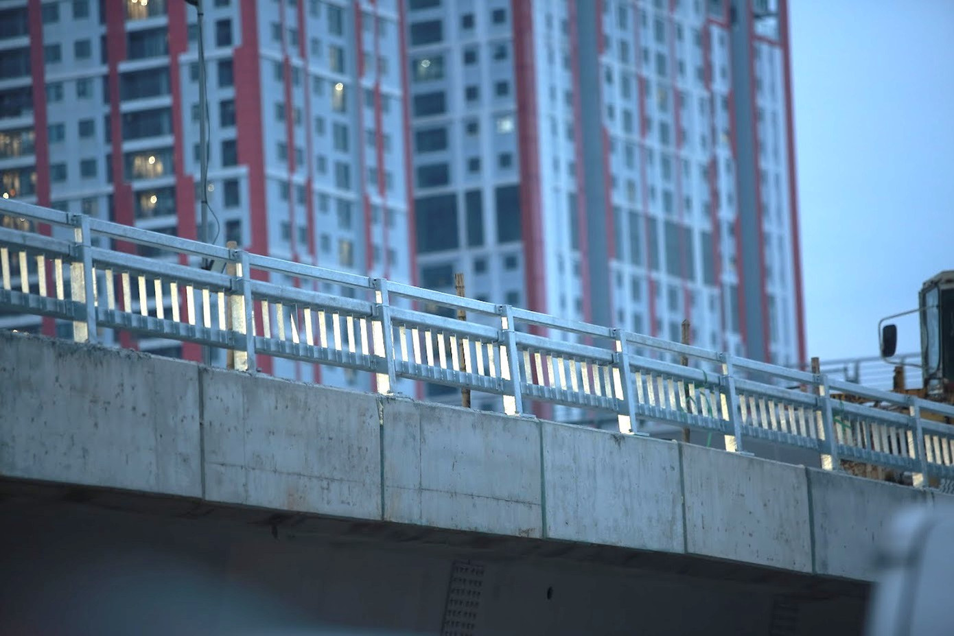 Sau khi đưa vào sử dụng, công tác phân luồng tổ chức giao thông sẽ ưu tiên cầu vượt Mai Dịch hiện nay dành cho các phương tiện ôtô lưu thông vượt nội đô.