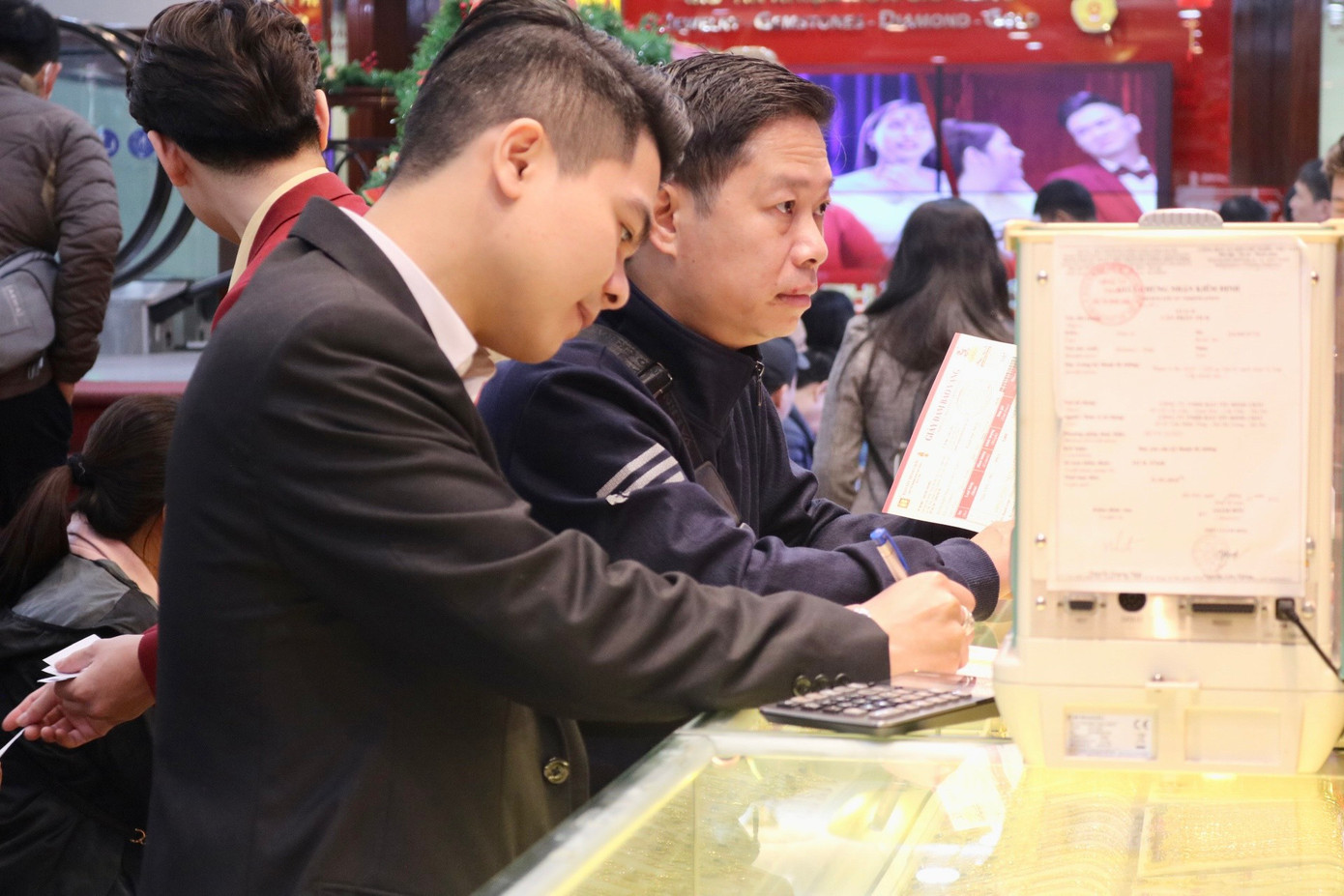 Các mặt hàng vàng được nhiều người chọn mua là nhẫn tròn trơn, tượng linh giáp (12 con giáp)... Các mặt hàng vàng được nhiều người chọn mua là nhẫn tròn trơn, tượng linh giáp (12 con giáp)...