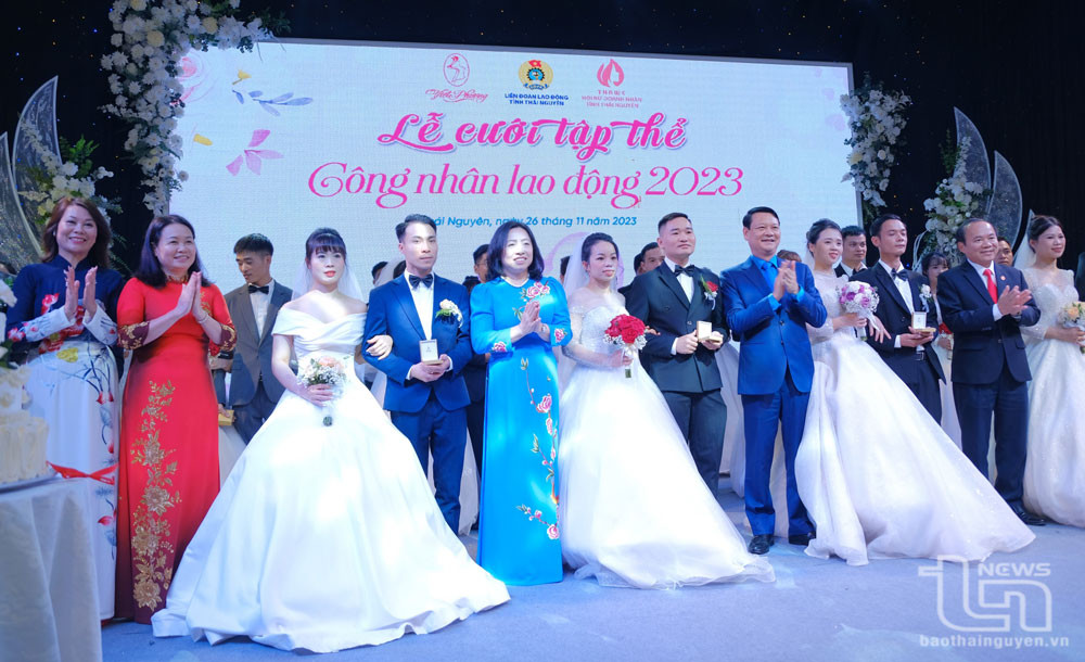 Các đại biểu tặng quà chúc mừng các cặp đôi. Ảnh: Báo Thái Nguyên Các đại biểu tặng quà chúc mừng các cặp đôi. Ảnh: Báo Thái Nguyên