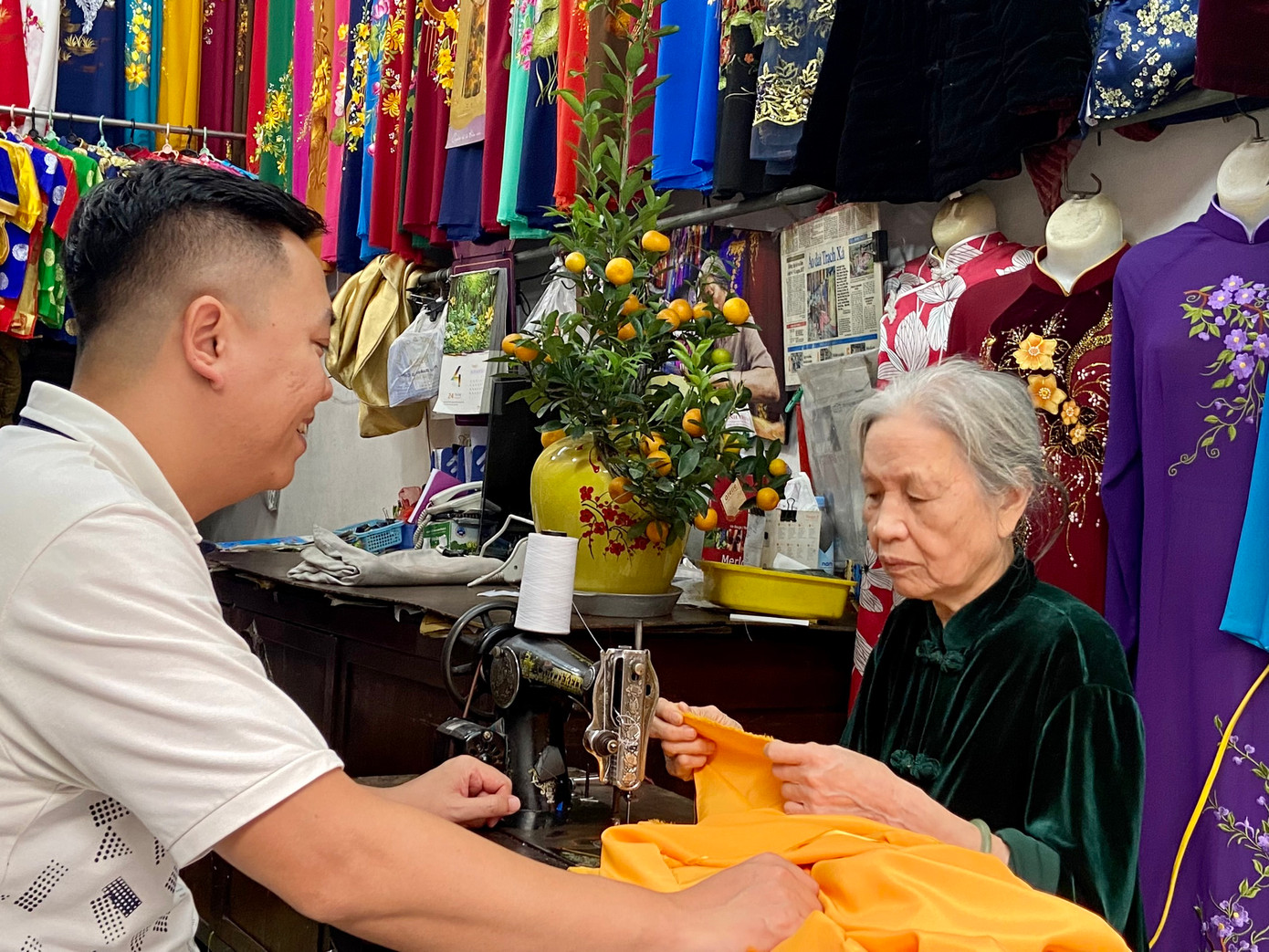 Anh Lê Thành Đạt là con thứ 7 của bà Quyến, hiện tại cũng đang sở hữu một tiệm may áo dài trên cùng con phố Lương Văn Can. Anh cho biết sau khi học đại học, vì muốn tiếp nối lại nghề truyền thống của gia đình nên anh vừa học vừa làm và dần dần trở thành tình yêu, ngấm vào máu mình từ lúc nào không hay. Anh Lê Thành Đạt là con thứ 7 của bà Quyến, hiện tại cũng đang sở hữu một tiệm may áo dài trên cùng con phố Lương Văn Can. Anh cho biết sau khi học đại học, vì muốn tiếp nối lại nghề truyền thống của gia đình nên anh vừa học vừa làm và dần dần trở thành tình yêu, ngấm vào máu mình từ lúc nào không hay.