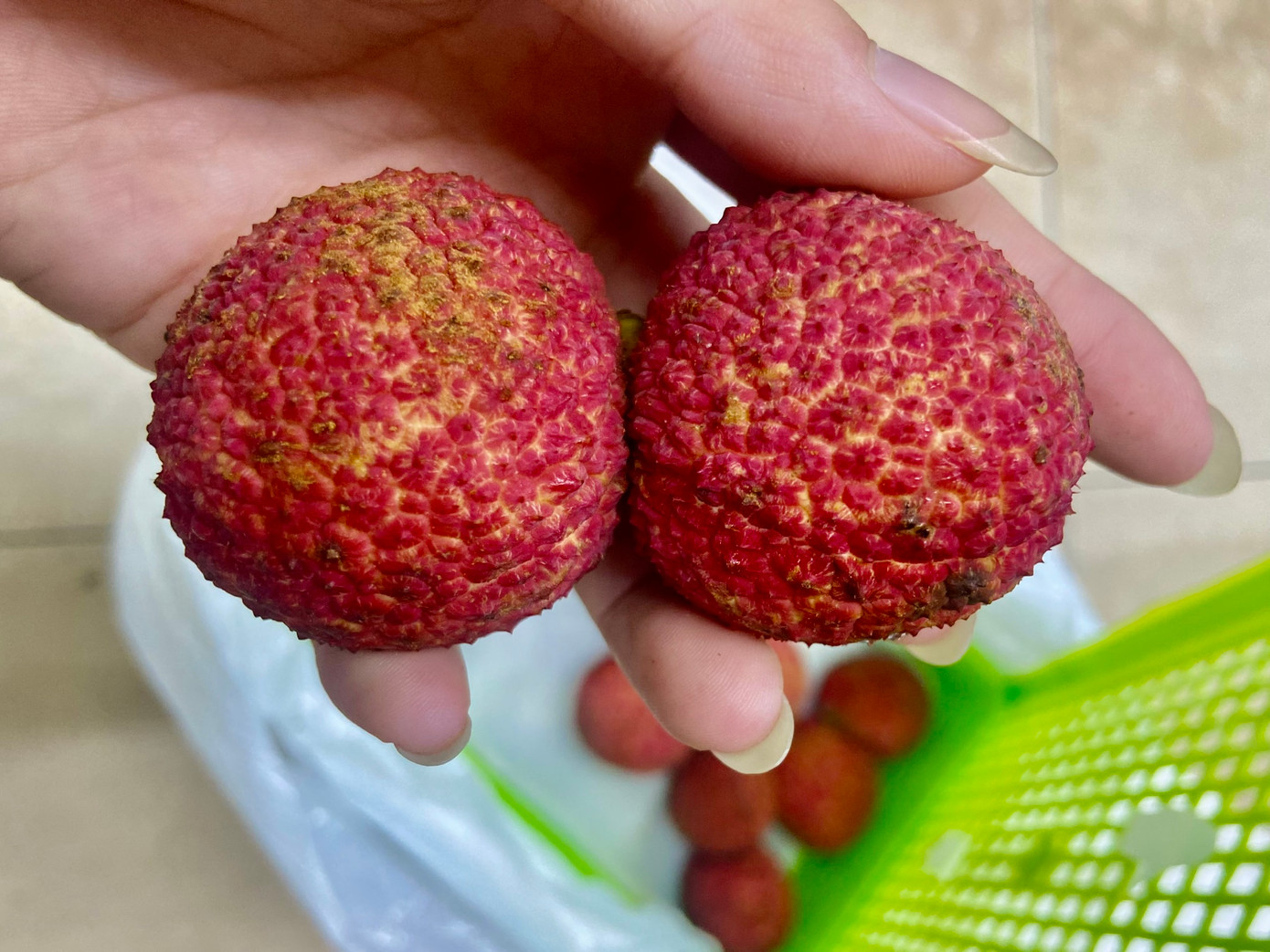 Vải không hạt Trung Quốc có giá lên tới 700.000 đồng/kg. Ảnh: Lâm Thùy Dương.