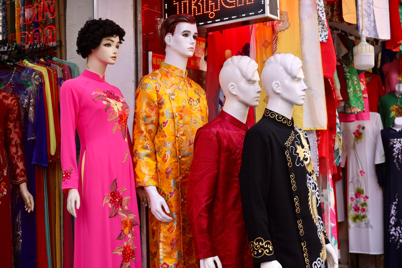 Áo dài truyền thống của người Việt Nam có cái hay là tôn vinh được vẻ đẹp của người phụ nữ và che được nhiều khuyết điểm. Áo dài mang nét đặc trưng khác hẳn với những thời trang nữ khác. Đến bây giờ, áo dài của Việt Nam ngày càng tân tiến và tiếp cận được nhiều hơn với giới trẻ bởi chiếc áo dài đã được cải biên rất nhiều. Áo dài truyền thống của người Việt Nam có cái hay là tôn vinh được vẻ đẹp của người phụ nữ và che được nhiều khuyết điểm. Áo dài mang nét đặc trưng khác hẳn với những thời trang nữ khác. Đến bây giờ, áo dài của Việt Nam ngày càng tân tiến và tiếp cận được nhiều hơn với giới trẻ bởi chiếc áo dài đã được cải biên rất nhiều.