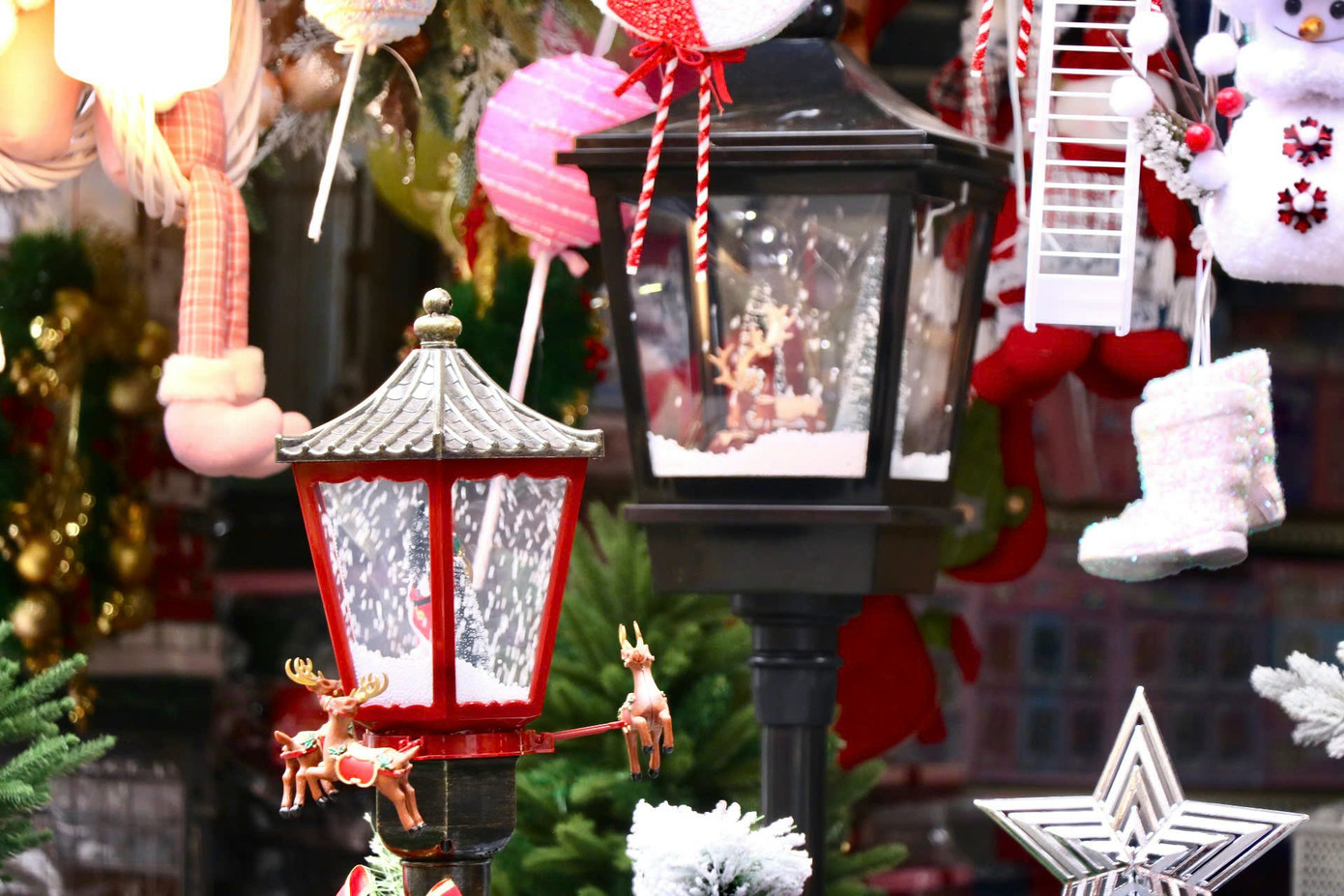 Ngoài ra, nhiều mẫu đèn trang trí giáng sinh có hiệu ứng tuyết bay, kiểu dáng trụ đèn phố cao từ 1,2 - 1,9 m có giá hơn chục triệu đồng cũng tạo ấn tượng với khách tham quan.