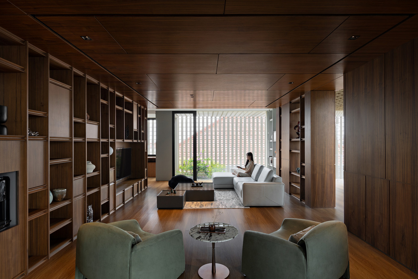 Tầng bốn là nơi tụ họp, tập luyện và làm việc, có ban công rộng nhìn ra phía trước, được bao bọc bởi cây xanh. Tại đây, mặt đứng bằng gạch thông gió kéo dài lên trần, tạo chiều sâu thị giác. Khu vực làm việc và phòng vệ sinh nhỏ được bố trí kín đáo phía sau.