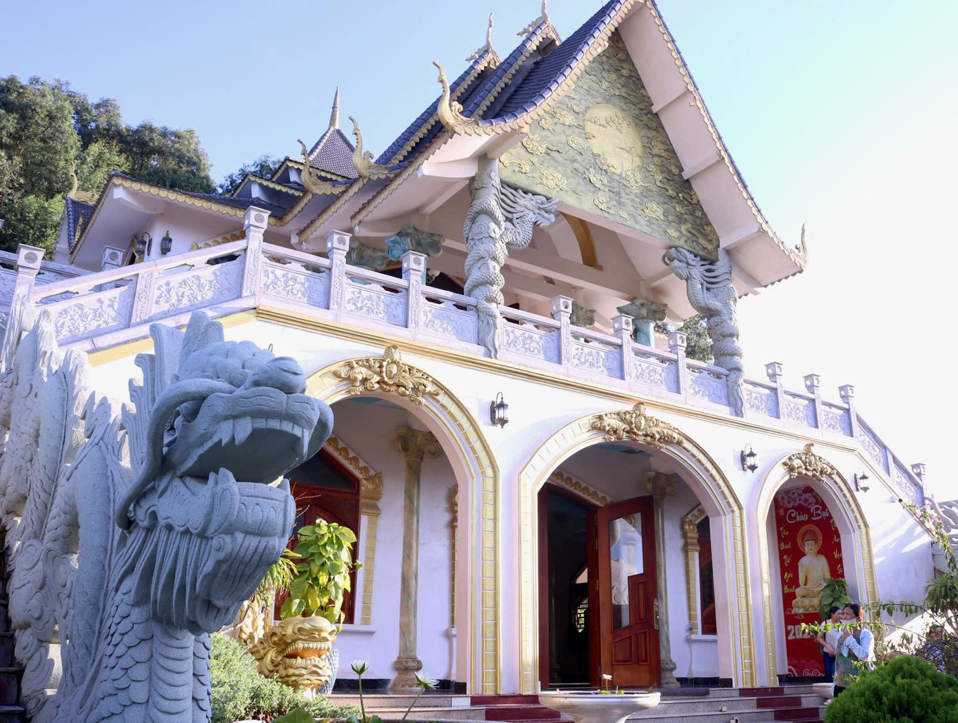 Ngôi chùa có kiến trúc độc lạ khiến du khách thích thú.