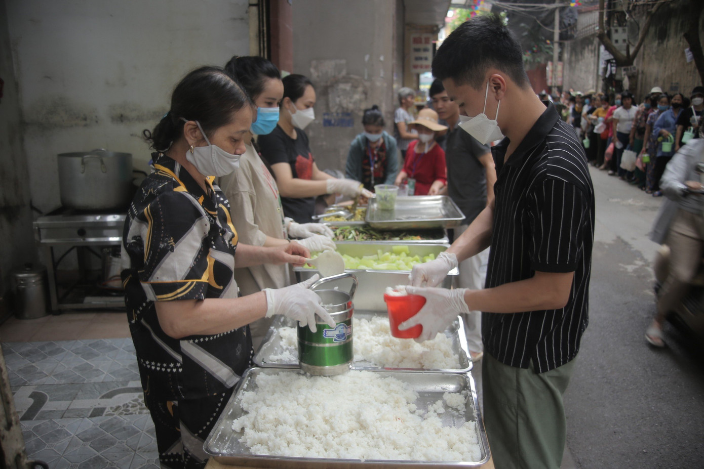 Các thành viên trong nhóm mỗi người một việc để việc phát cơm cho bà con được diễn ra nhanh chóng nhất.