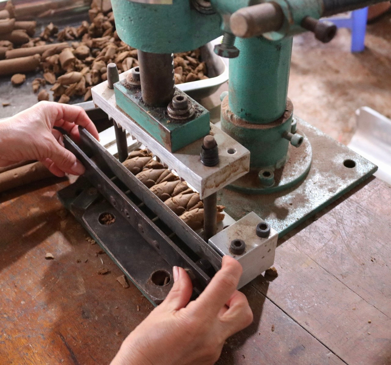 Ngoài việc sản xuất hương que, tại đây người dân còn sản xuất những nụ hương trầm. Nụ trầm được tạo hình bằng máy và có giá cao hơn những loại hương thông thường khác.