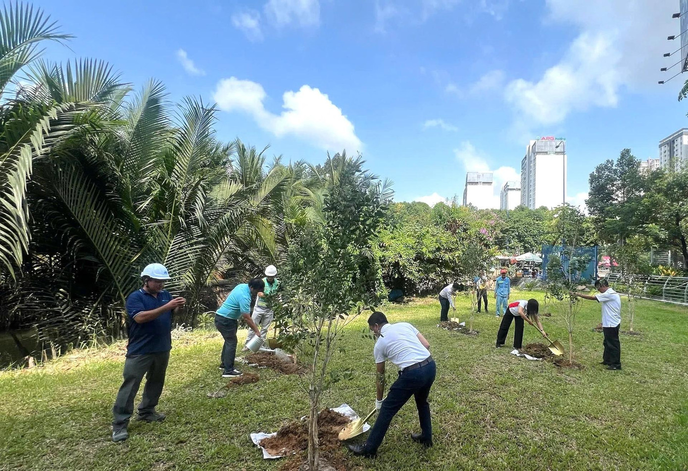 Hơn 50 cây xanh đã được đại diện đoàn thể địa phương cùng tập thể nhân viên Gamuda Land Việt Nam trồng tại hoạt động diễn ra vào ngày 19/4. Nguồn: Gamuda Land Việt Nam