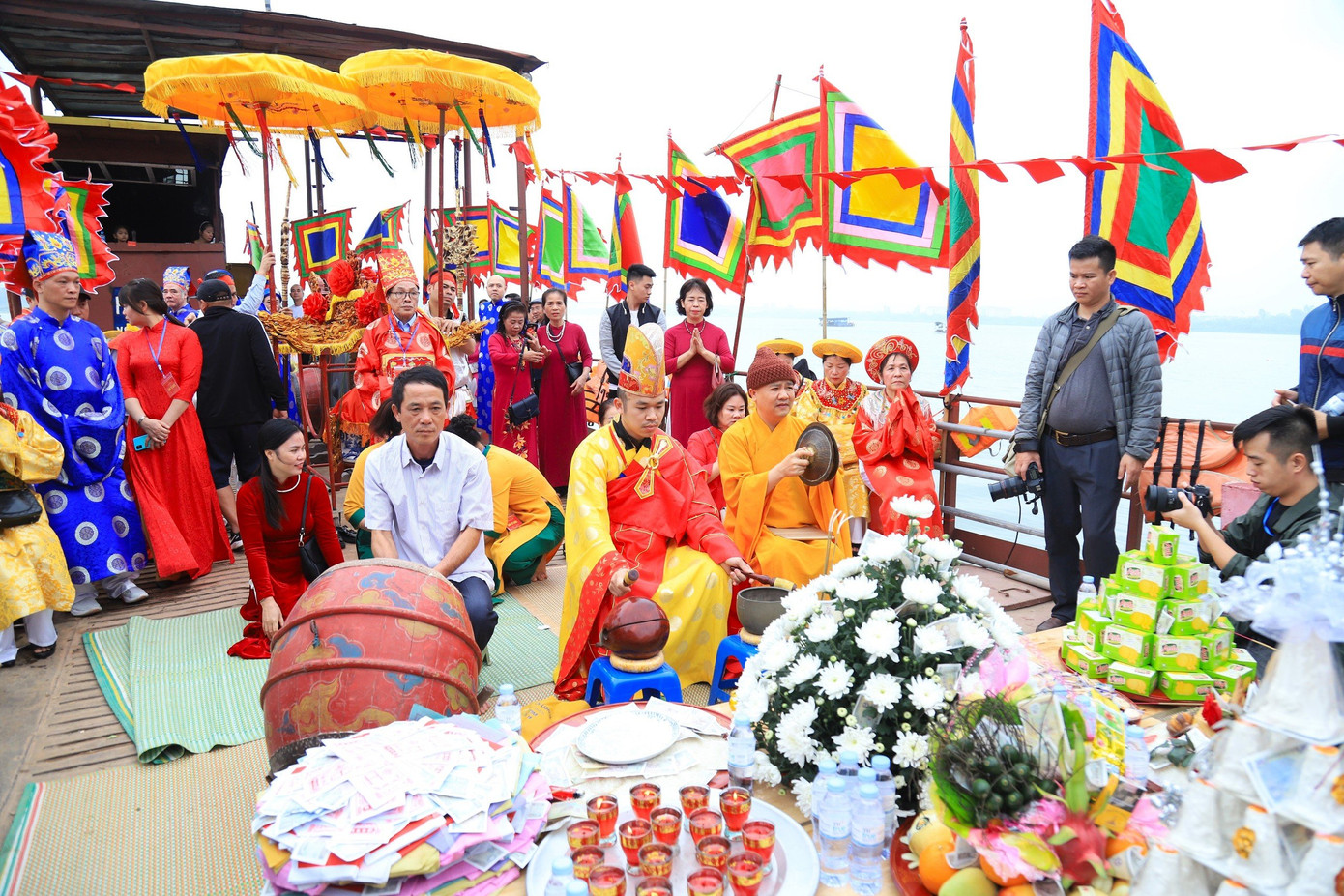 "Gần như làng nào trong đồng bằng Bắc Bộ cũng đều có lễ rước nước này. Mỗi một làng có một điều kiện khác nhau, như làng tôi gần sông nên sẽ ra sông lấy nước về để tế thánh còn những làng khác không có sông thì người ta có cái hồ rất rộng đằng trước cửa đình để người ta lấy nước mang về cúng thánh cả năm và mong ước của người dân là làm sao mưa thuận gió hòa cả năm, mùa màng tốt tươi, con cái học hành tiến bộ", ông Hưng cho biết thêm.