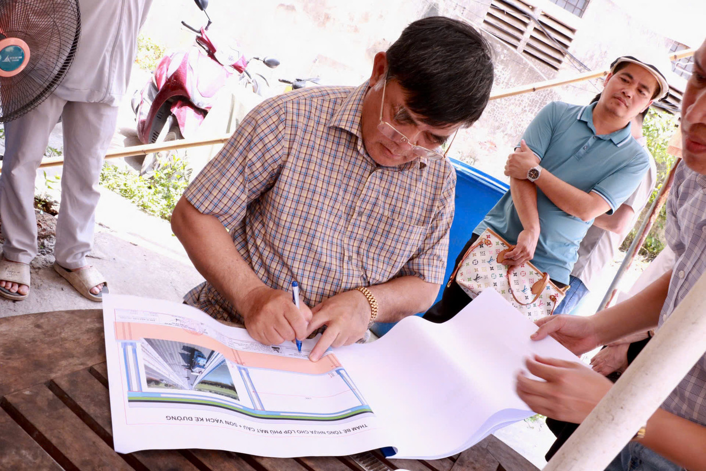 Ông Nguyễn Hữu Đường - Chủ tịch HĐQT Công ty Hoà Bình - ký duyệt bản thiết kế khởi công xây dựng đường cầu cạn dành cho đường cao tốc và đường sắt đô thị V+ sáng 5/7.