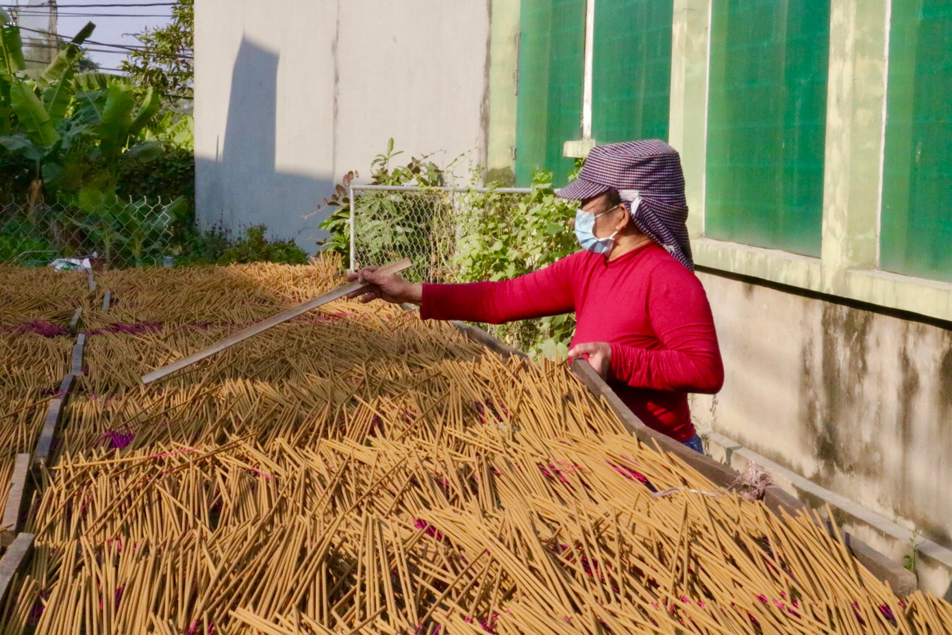 Bà Hường (55 tuổi, người làm hương tại Quảng Phú Cầu) cho biết: "Năm nay thời tiết ủng hộ, nắng nhiều, ít mưa nên việc làm hương thuận lợi hơn mọi năm. Hương làm xong phơi đều được nắng nên không bị hư hỏng nhiều. Năm nay nhà tôi nhận được nhiều đơn hàng đặt từ cách đây 2-3 tháng, giáp tết số lượng người đặt đơn càng đông nên phải thuê thêm người về làm."