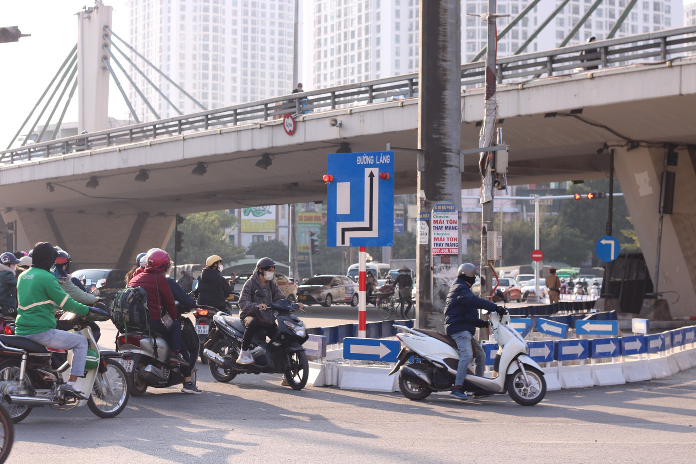 Khi nhận ra mình đi nhầm hướng, nhiều phương tiện rẽ ngang để chuyển hướng, gây ách tắc giao thông.