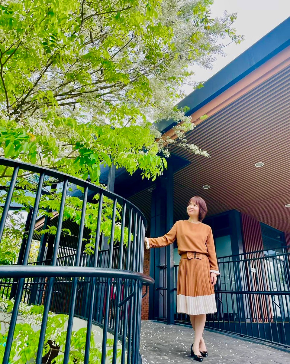 Giới trẻ chụp ảnh với hoa sưa tại Văn phòng trong khu đô thị ở Tây Hồ Tây.