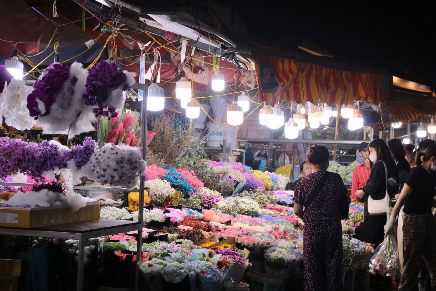 Về đêm, chợ hoa Quảng An lại tấp nập người mua kẻ bán.