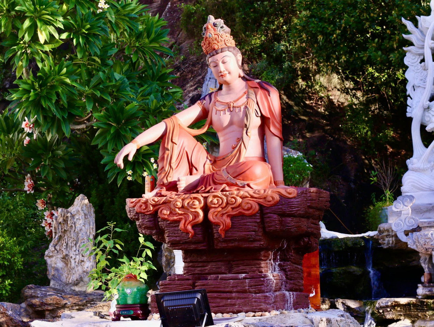 Trong khuôn viên chùa có nhiều tượng phật, tiểu cảnh được bày trí đan xen trên bãi cỏ và giữa hồ nước.