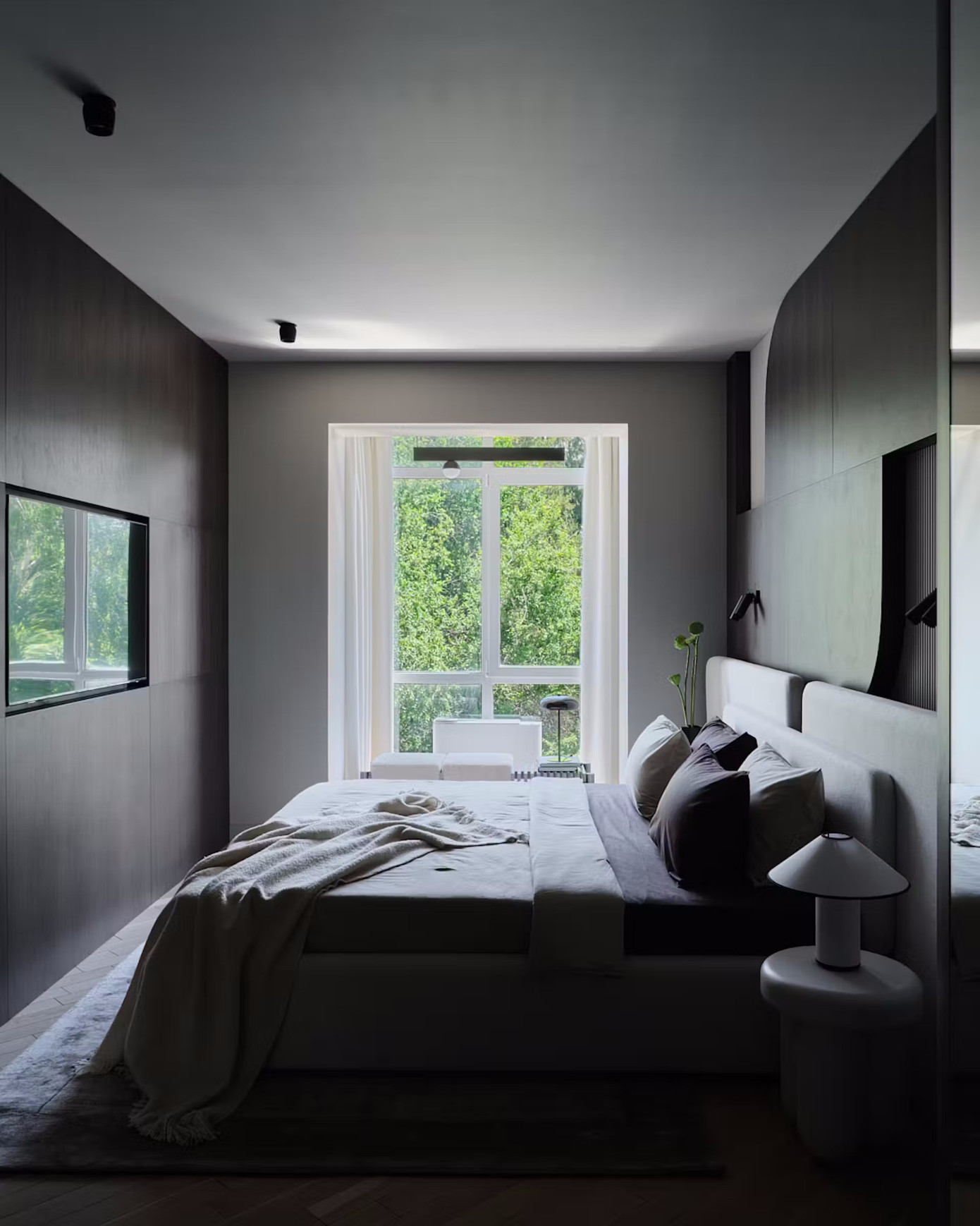 Đa số đồ nội thất đóng mới, đầu giường tích hợp với kiến trúc, phối cùng đèn ngủ nhỏ cho không gian thêm phần ấm cúng.